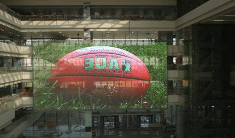 TSF Série P3.9-7.8mm Transparente LED tela ️ 1000x1000mm, alta taxa de atualização 3840Hz, Instalação fixa interior personalizável, moldura de alumínio